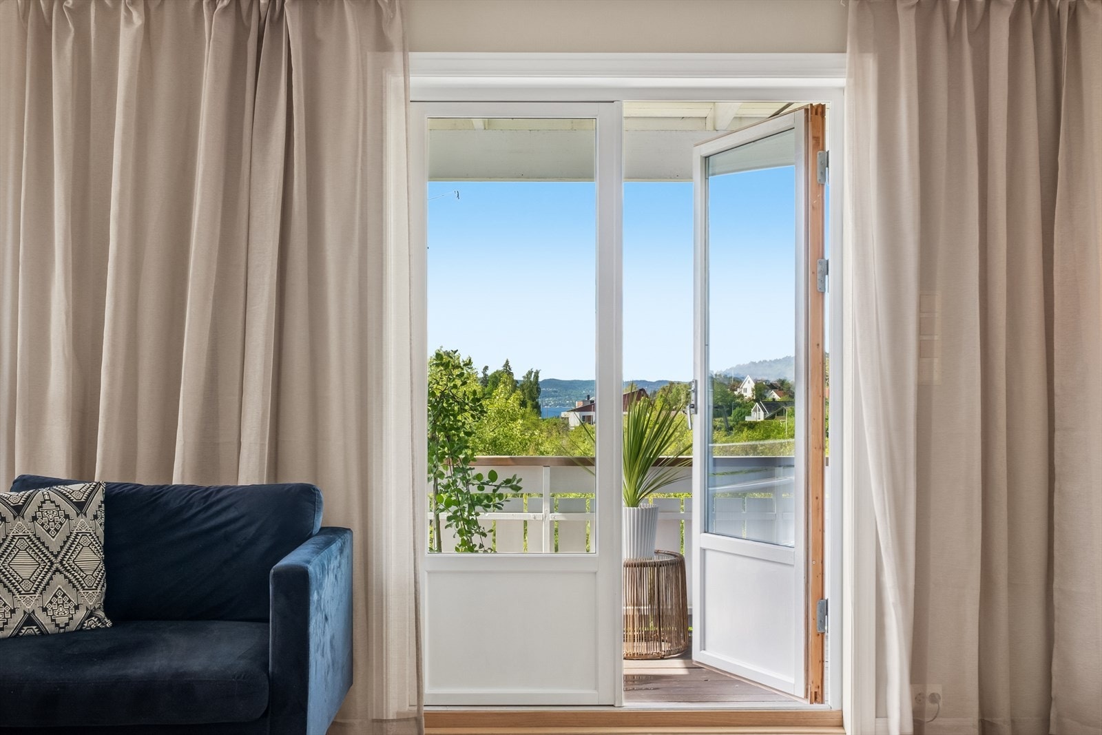 Fra stuen er det utsikt mot nabolaget og sjøgløtt. Galleribilde