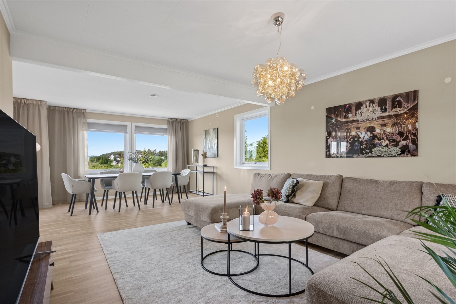 Dette er en innholdsrik enebolig, over to plan med tilhørende kjeller med utleiedel. Boligen byr på lyse og luftige oppholdsrom med en familievennlig planløsning. Boligen er fra 2001, og holder en gjennomgående standard. Galleribilde