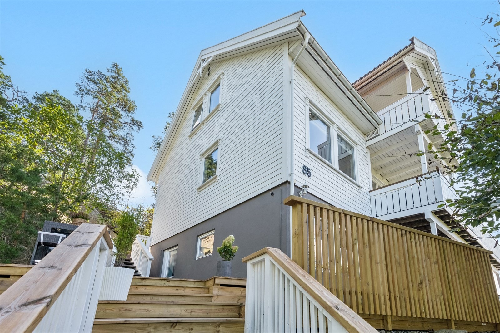 Det er adkomst til boligen via trapp. Galleribilde