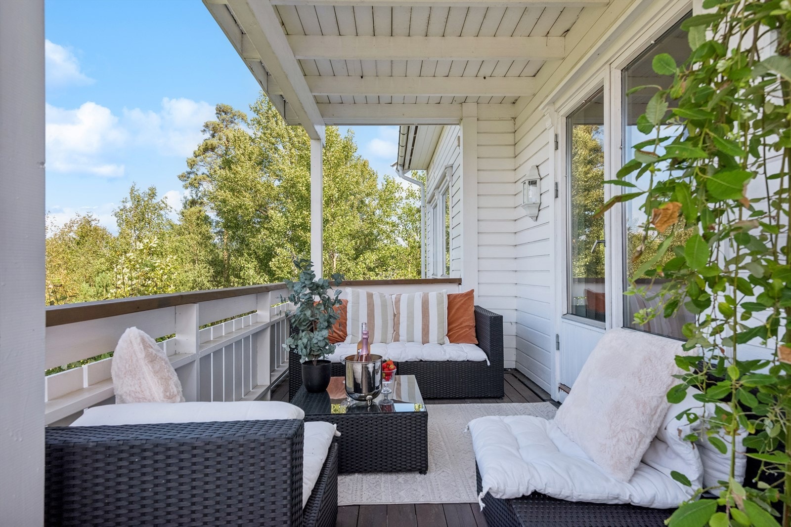 Fra stuen er det utgang til terrassen, med god plass til å skape en hyggelig uteplass hvor fine dager kan tilbringes. Galleribilde