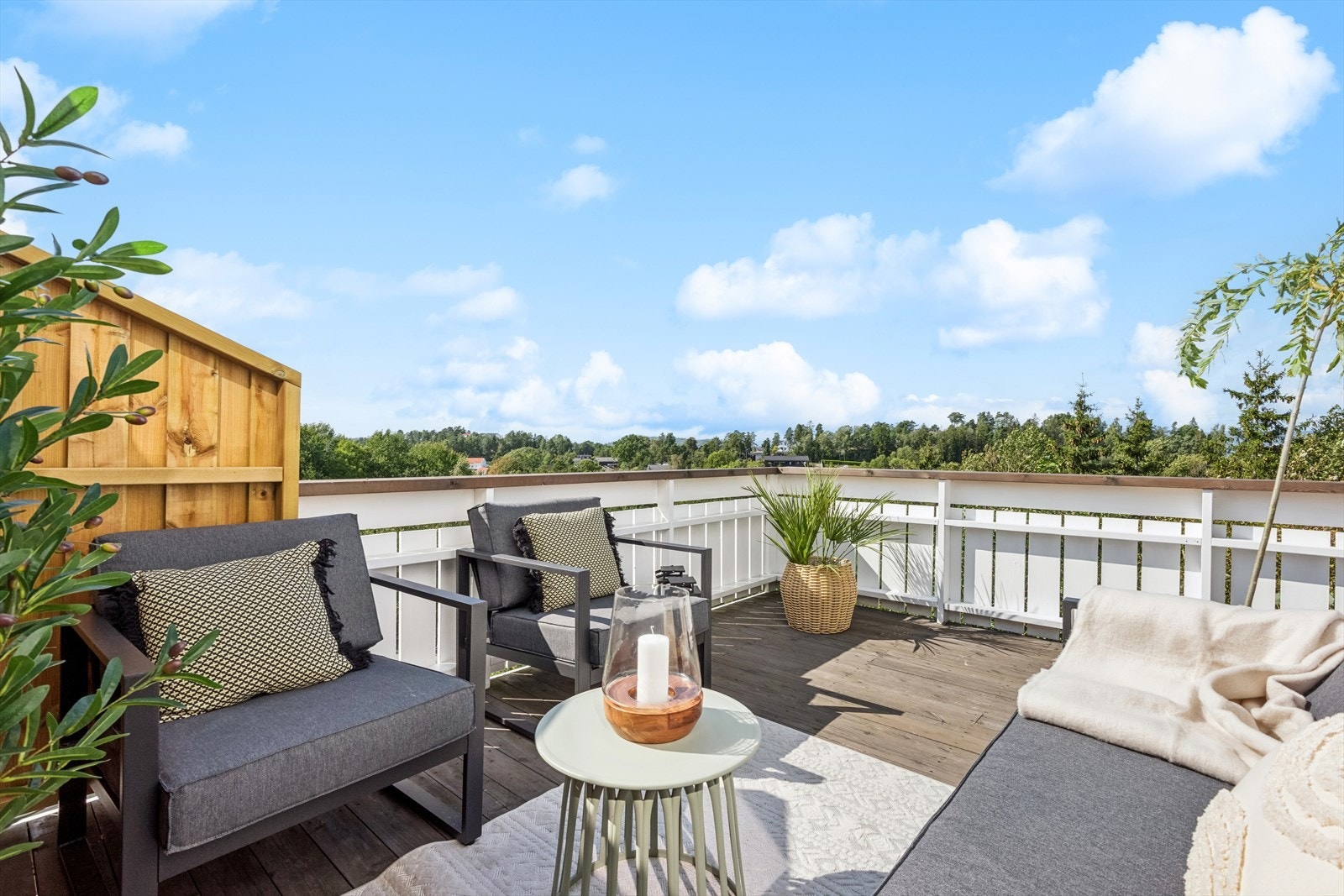 Herifra har du utsikt utover nabolaget og de naturskjønne omgivelsene. Galleribilde