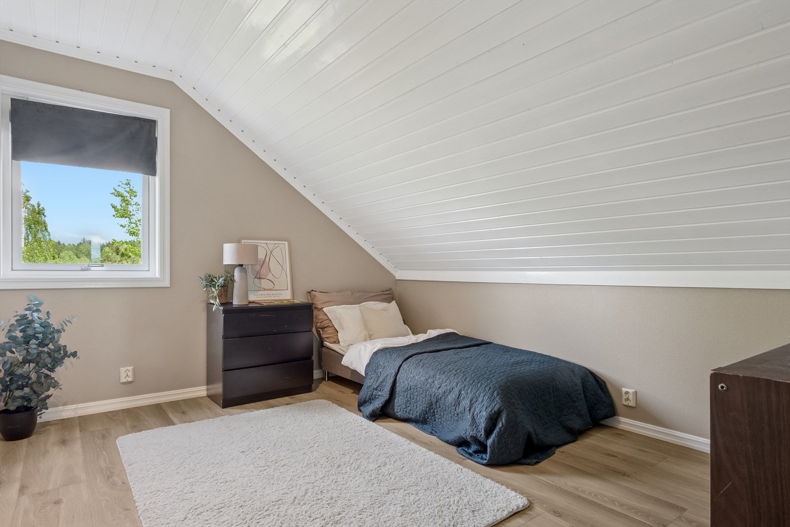 Alle fire soverommene er beliggende i boligens andre etasje, og har god plass til å møbleres etter eget ønske. Galleribilde