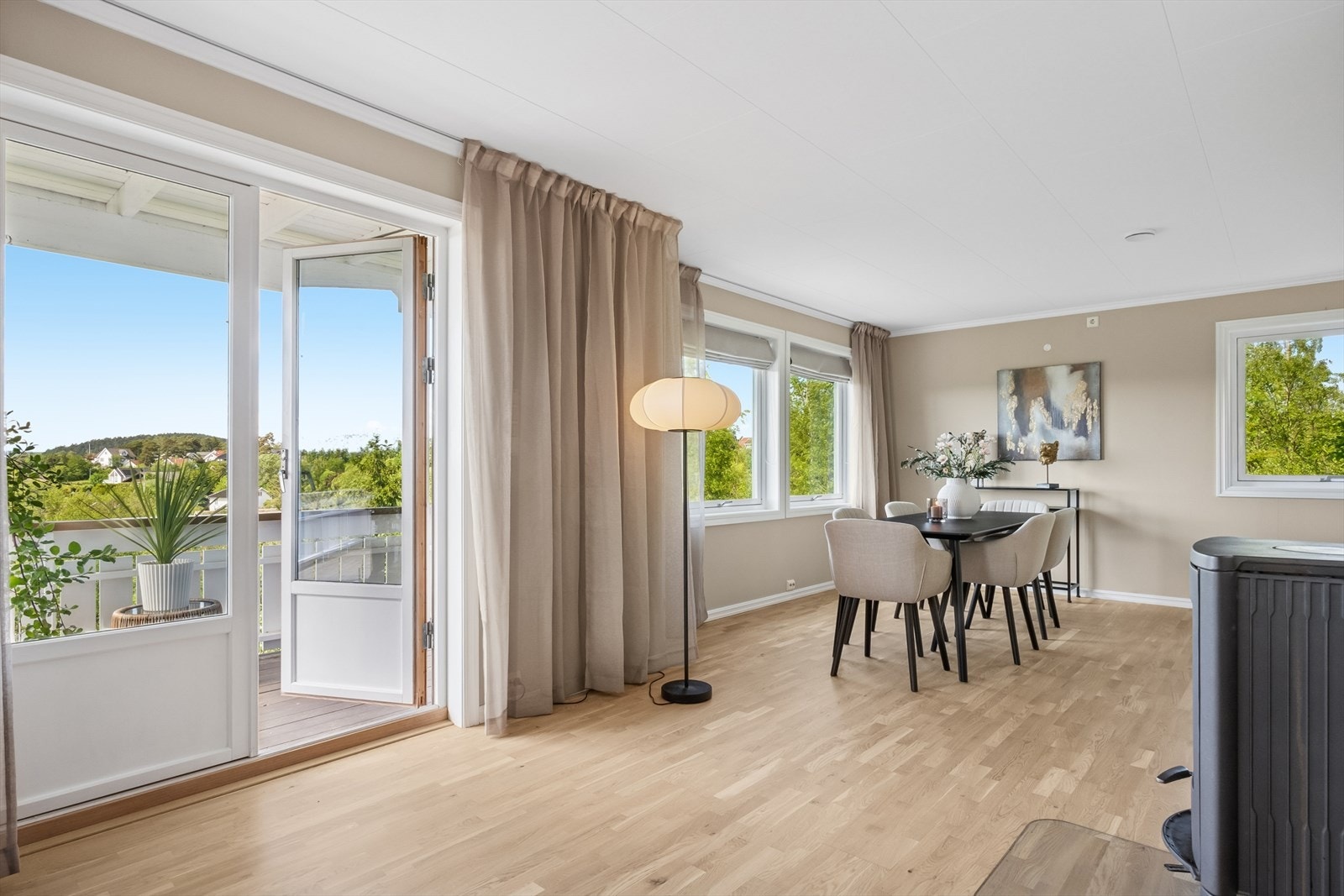 I deler av stuen er det plass til spisestue, hvor gode måltider og hyggelig selskap kan tilbringes. Galleribilde