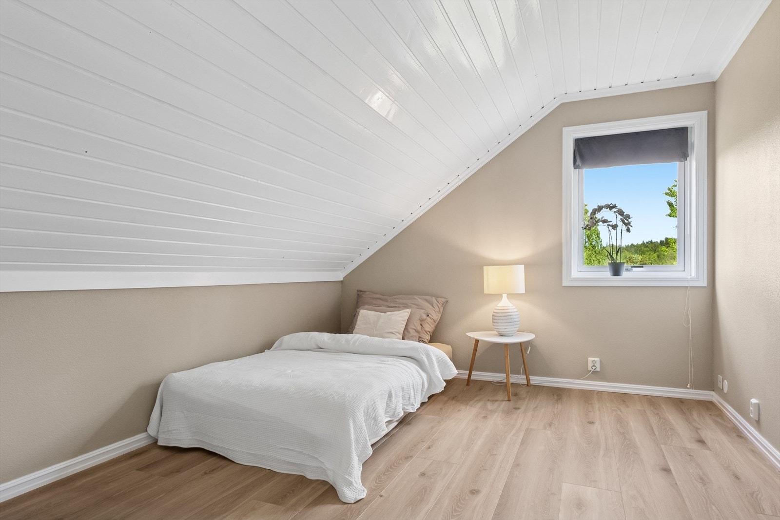 Soverommene er malt i fine, lyse farger. Galleribilde