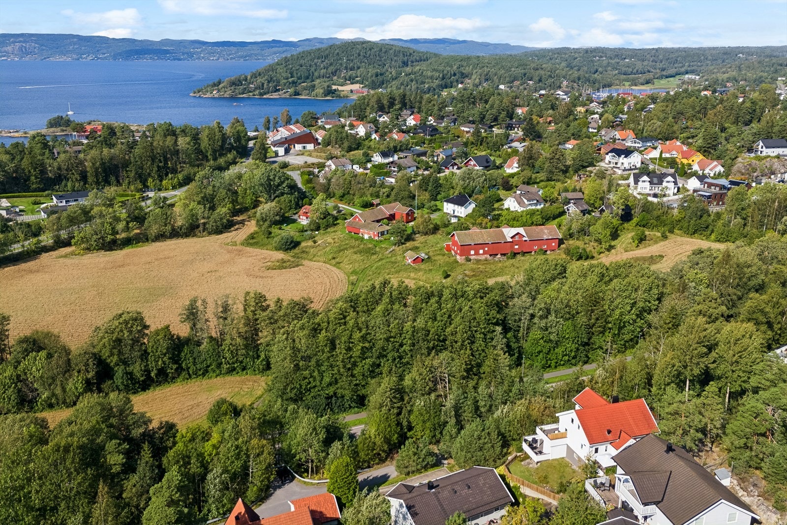 Eiendommen har en fin beliggenhet i naturskjønne omgivelser. Galleribilde