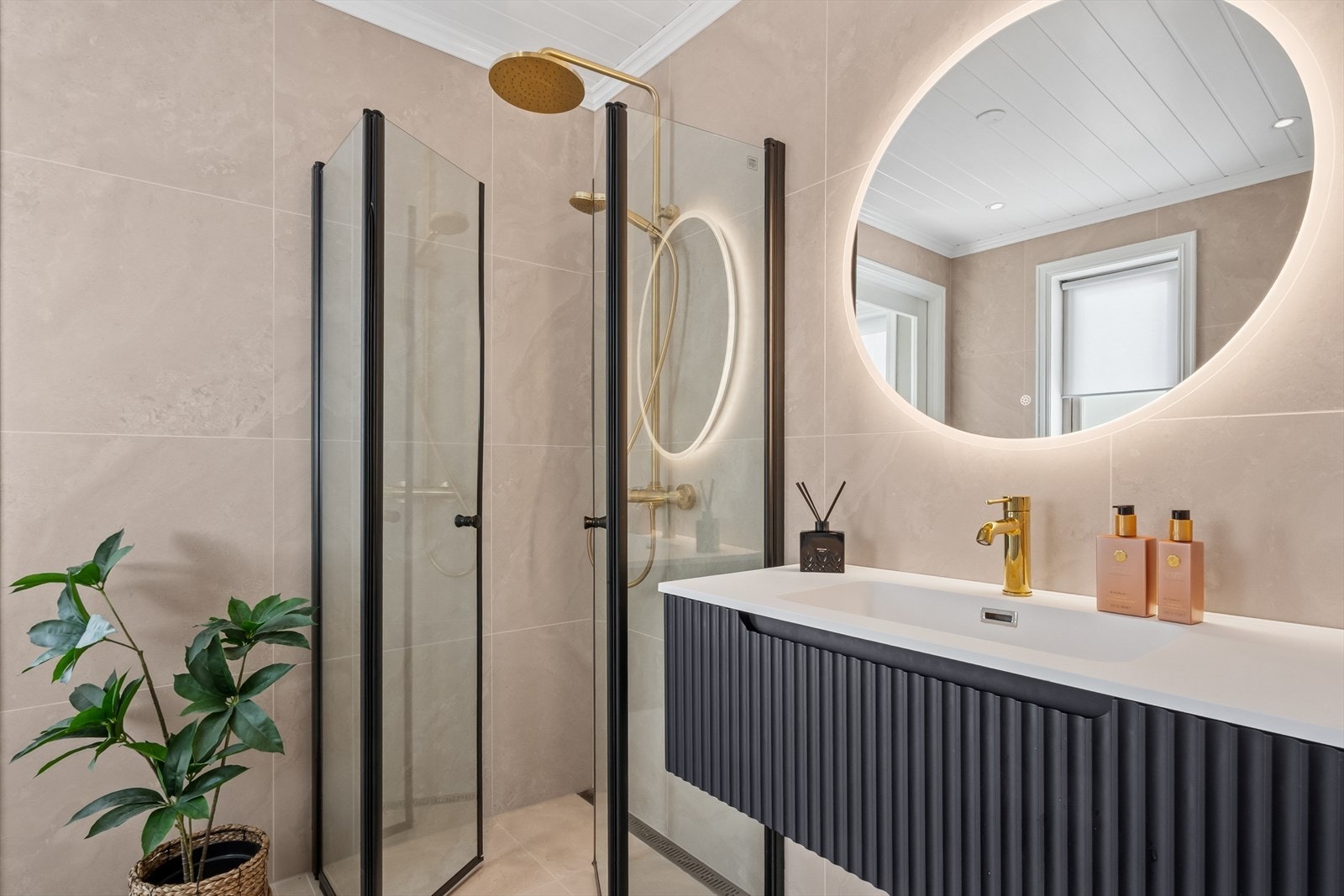 Hoveddelen av boligen byr på to baderom og et vaskerom.
Boligens baderom, som er beliggende i første etasje er fra 2024 - et pent baderom! Galleribilde