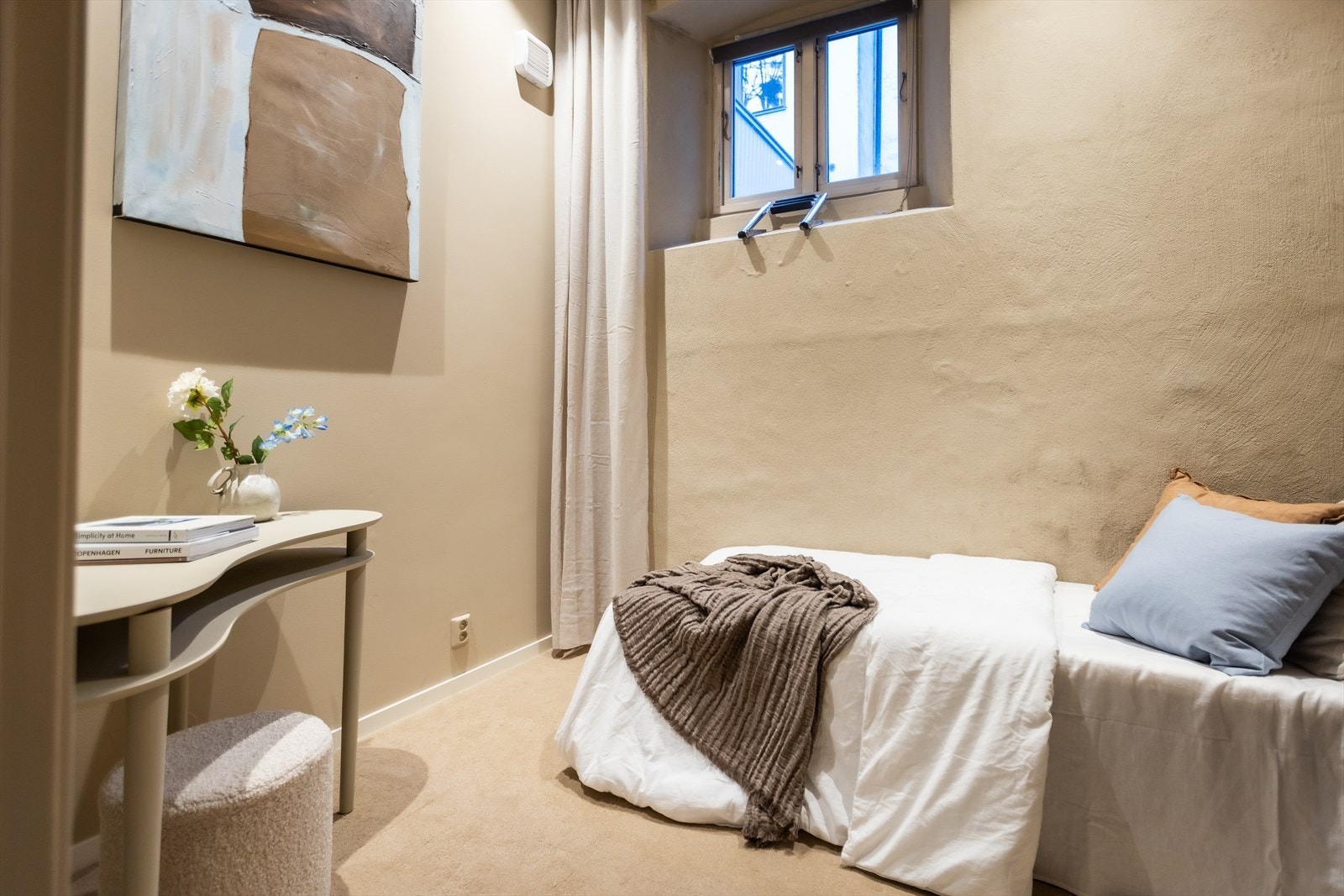 Ett av soverommene i kjelleren har automatisk vifte for god luftsirkulasjon. Galleribilde