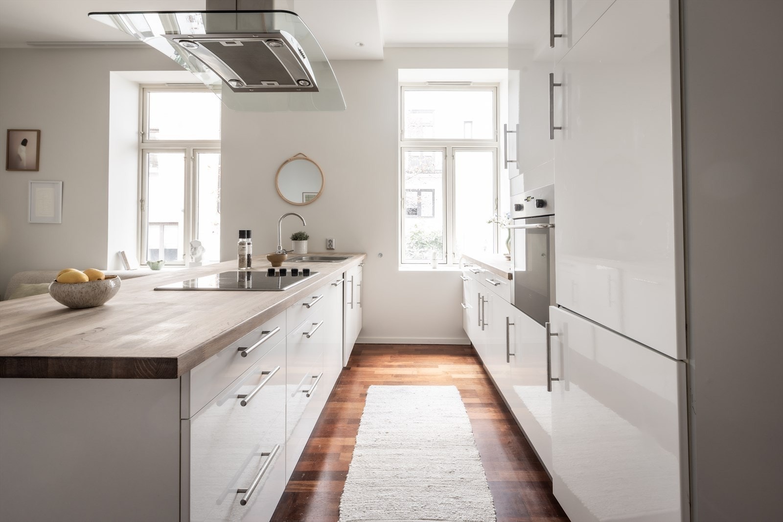 Leiligheten har en åpen stue- og kjøkkenløsning som skaper en sosial og luftig atmosfære. Galleribilde