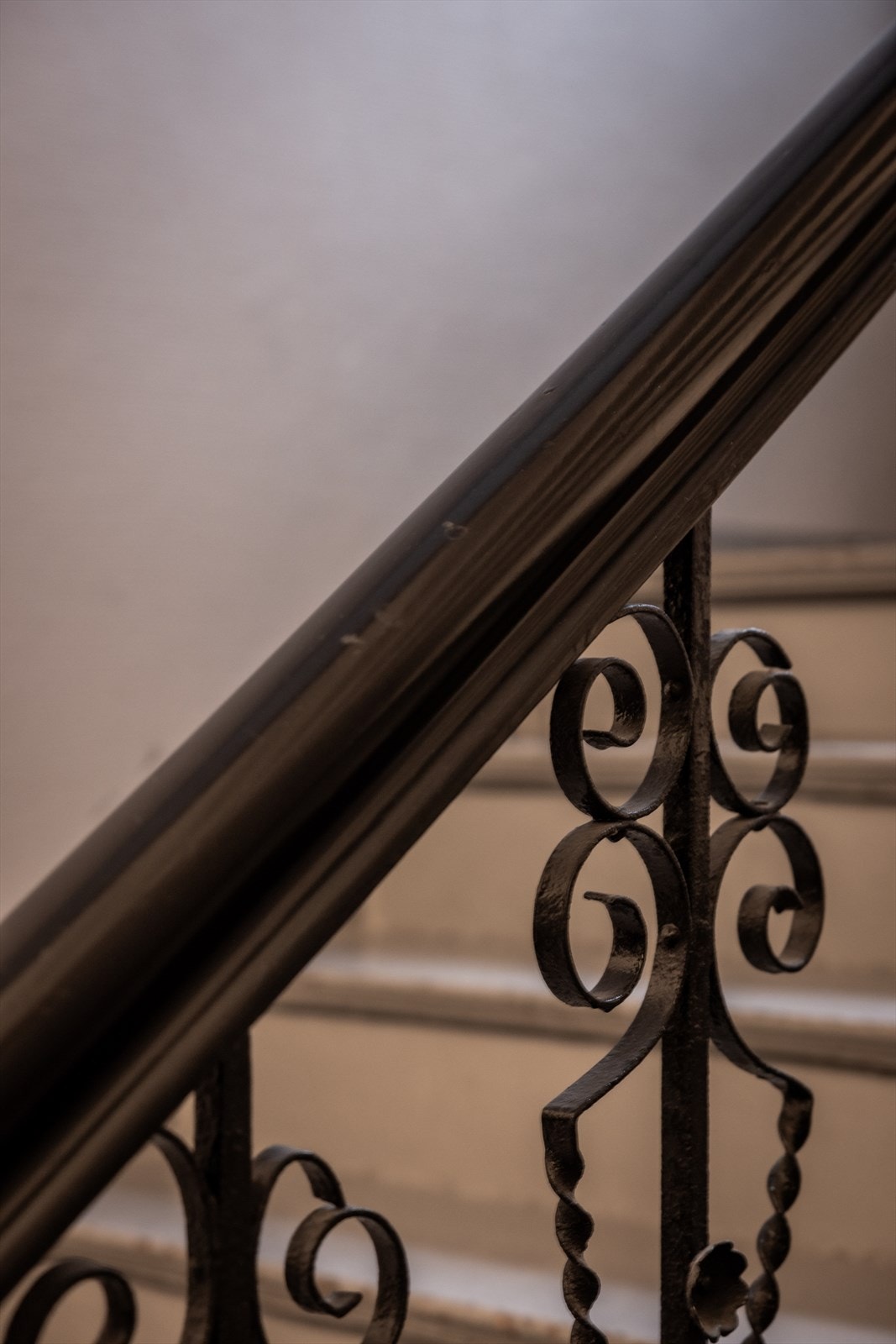 Bygården fra 1901 har bevart originale detaljer som bidrar til eiendommens særpreg. Galleribilde