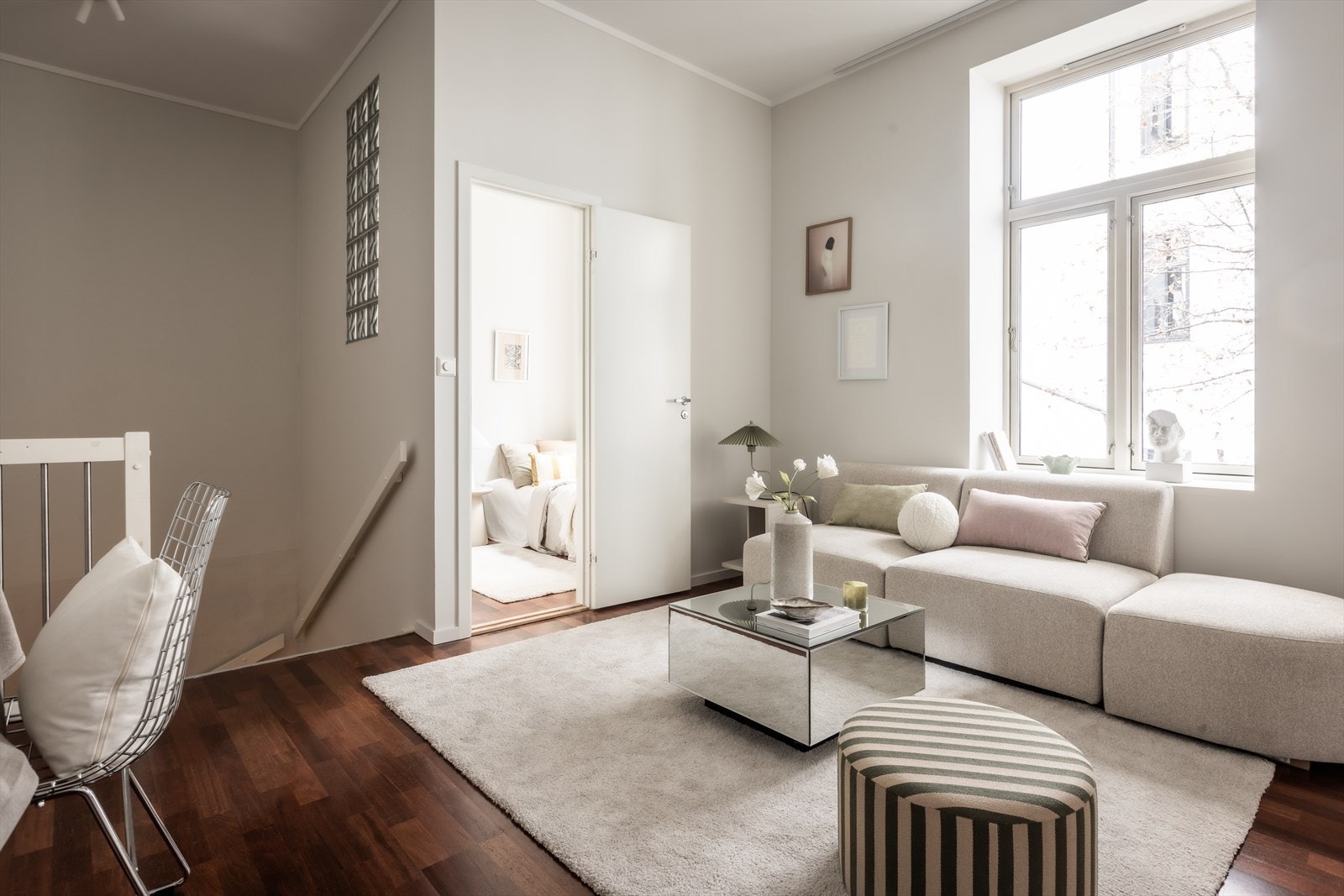 Leiligheten har en spennende planløsning over to plan, med en intern trapp som forbinder etasjene. Galleribilde