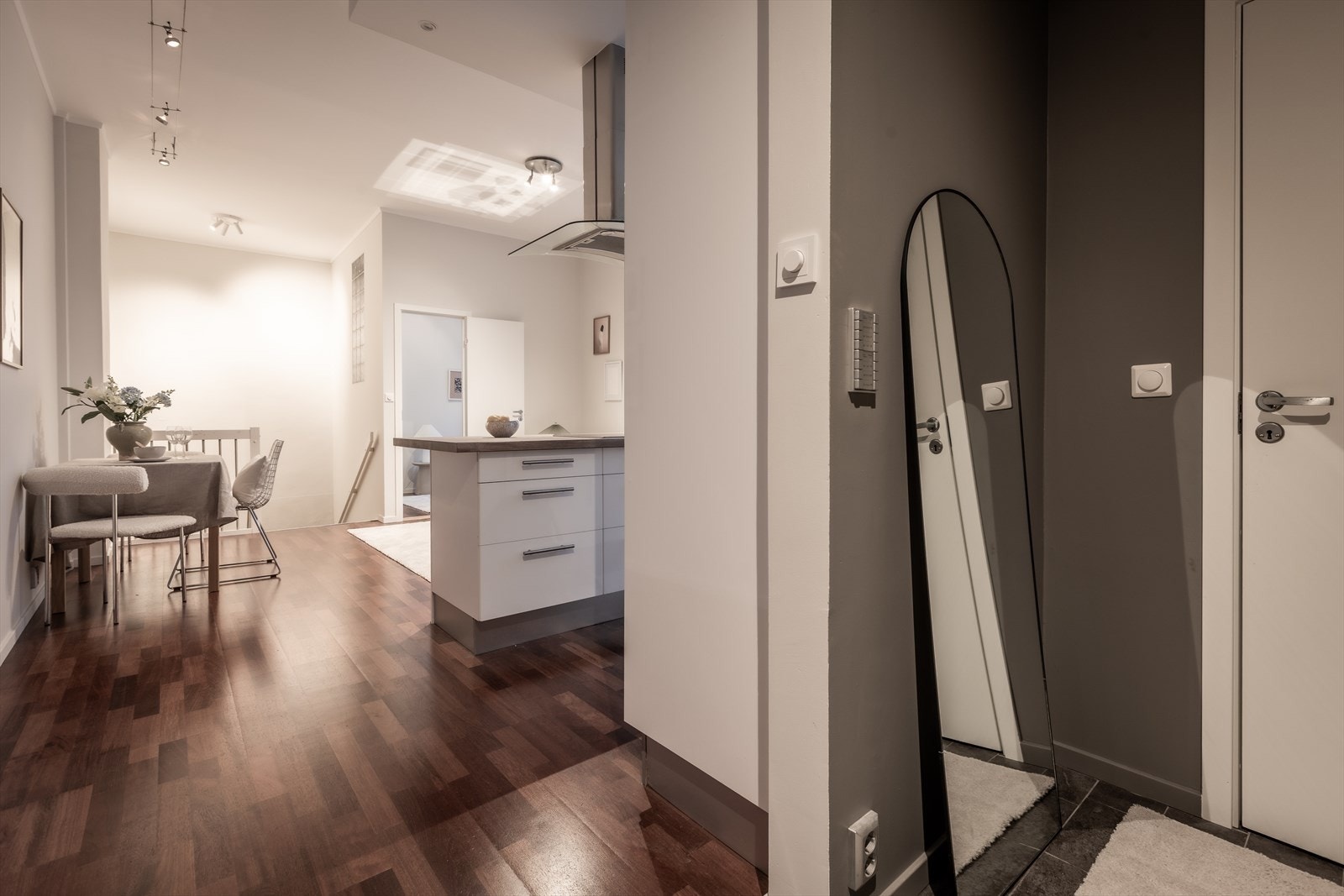 Entréen har flislagt gulv med varmekabler og plass til oppbevaring av yttertøy. Galleribilde