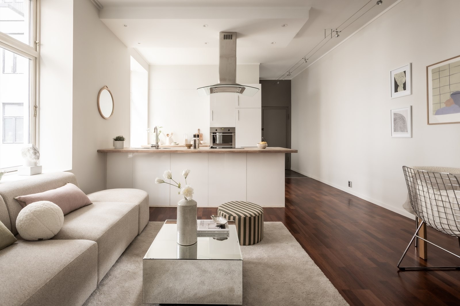 Den generøse takhøyden på opptil 3 meter i første etasje gir en utmerket romfølelse. Galleribilde