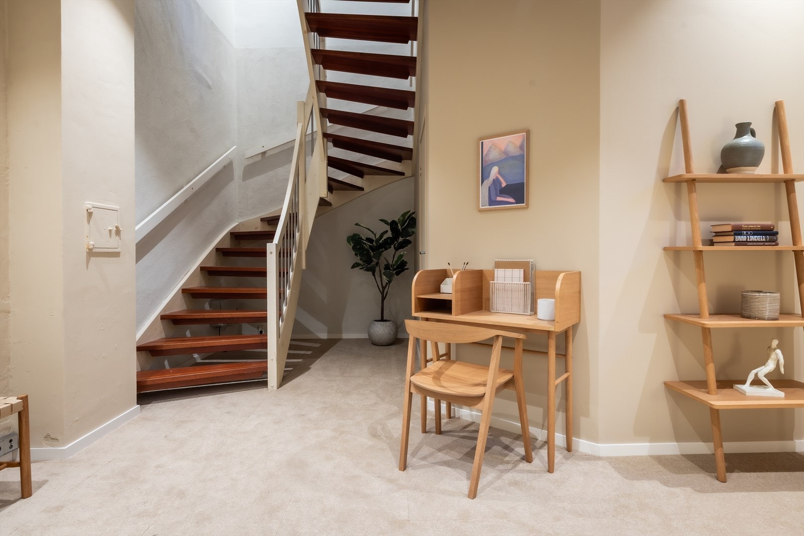 I kjelleretasjen finner du en romslig gang som kan innredes som for eksempel en kontorplass. Galleribilde