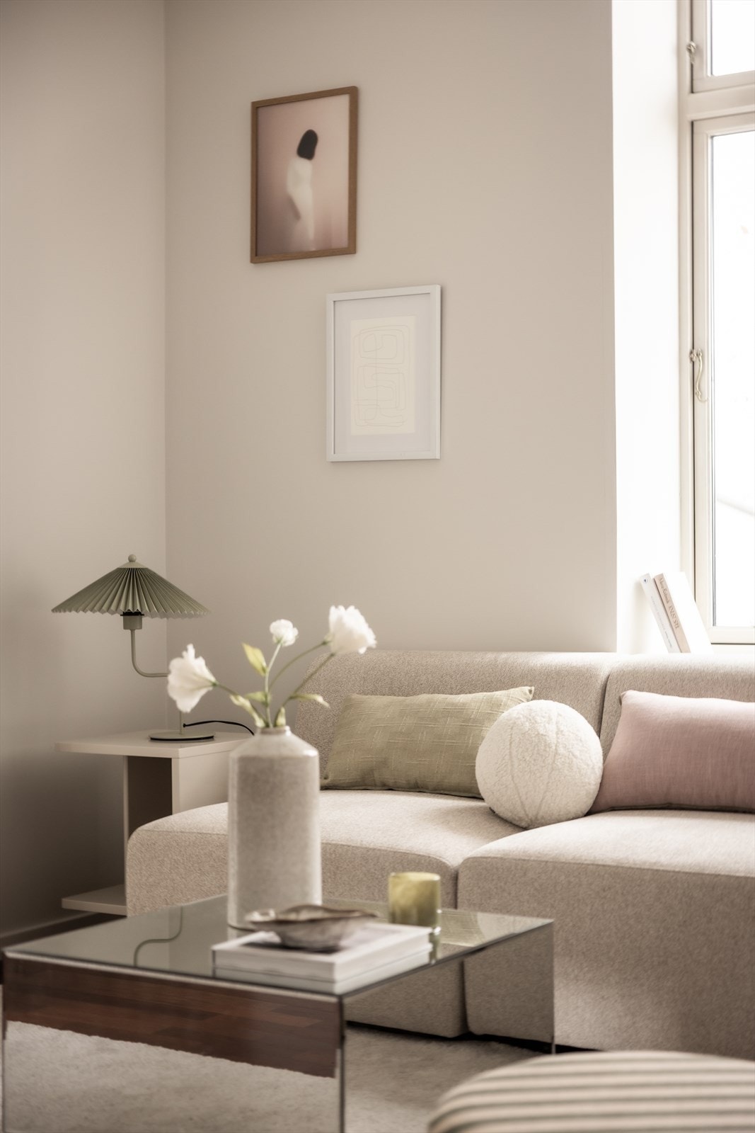 Store vindusflater i 1. etasje sørger for et fint og naturlig lys. Galleribilde