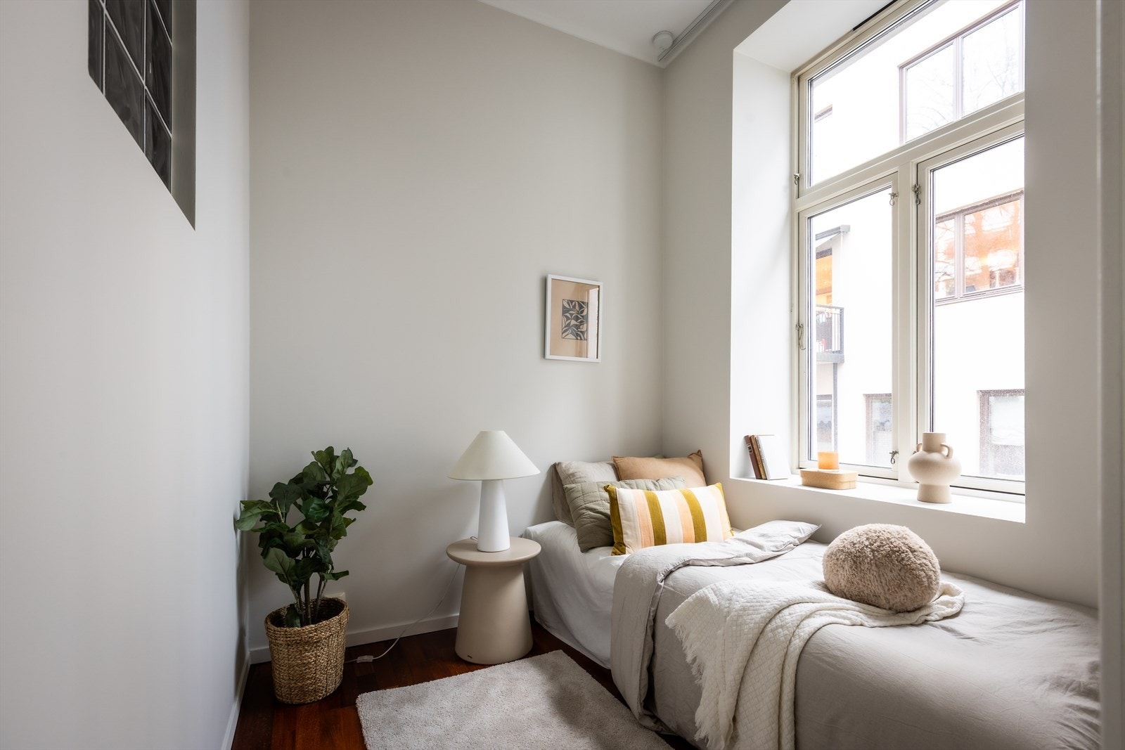 I 1. etasje ligger ett av leilighetens tre soverom. Galleribilde