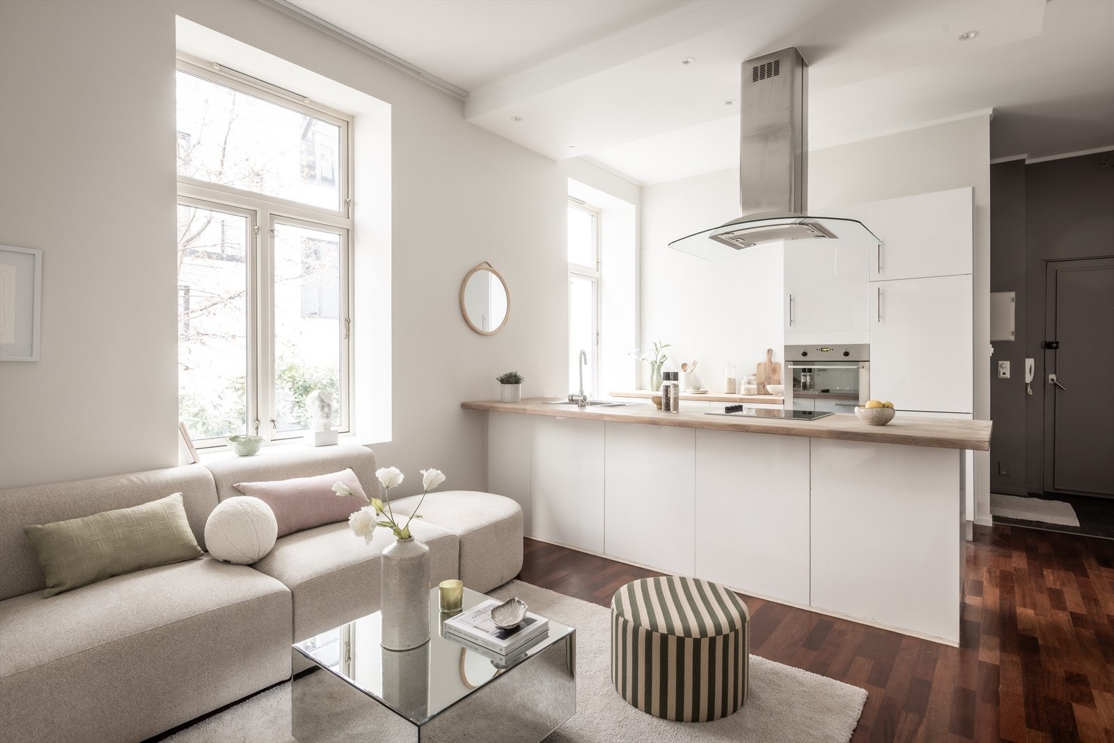 Den åpne løsningen gir god plass til både sofagruppe og en hyggelig spiseplass. Galleribilde