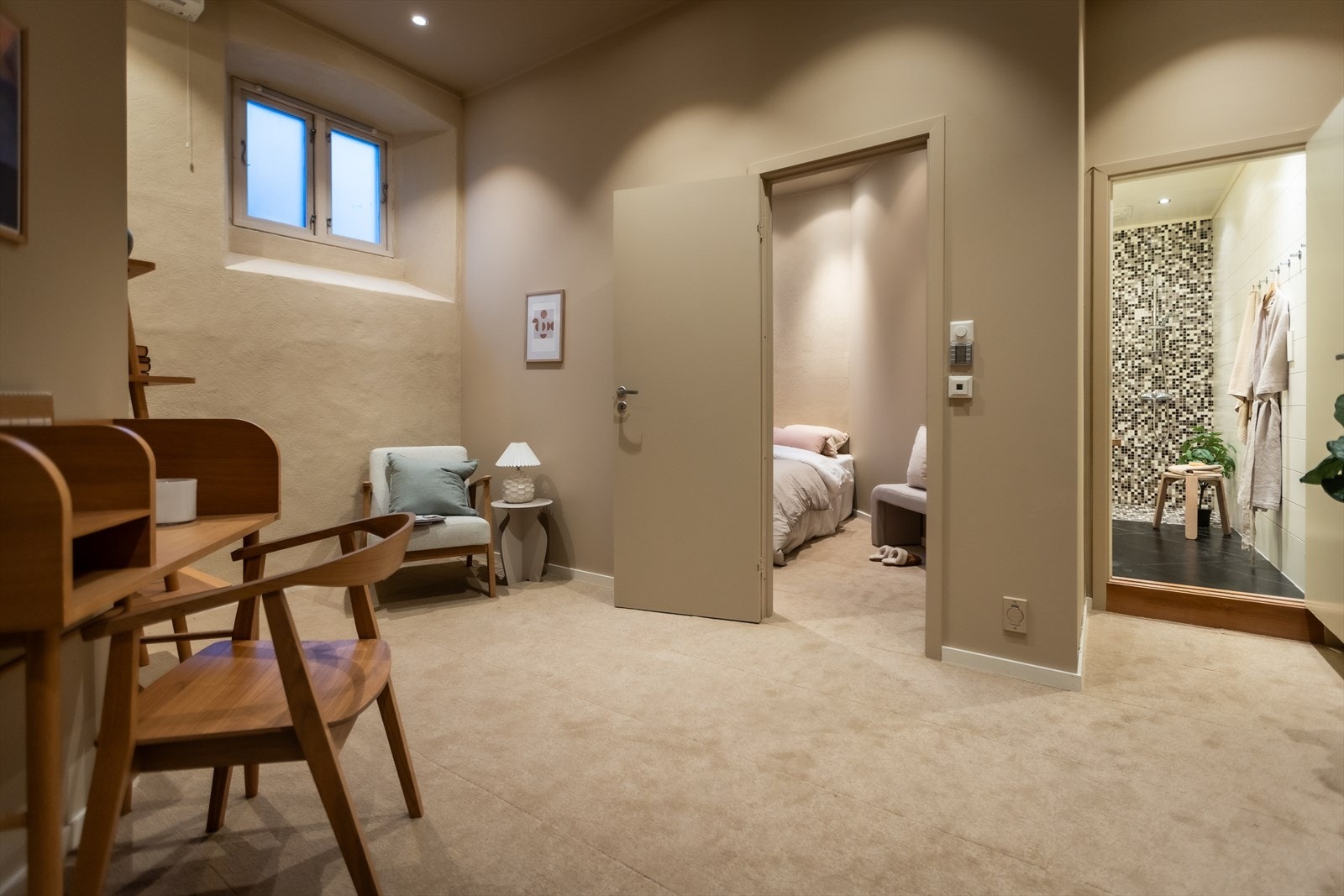 Hele kjelleretasjen har gulv med varmekabler og en takhøyde på omtrent 3 meter. Galleribilde