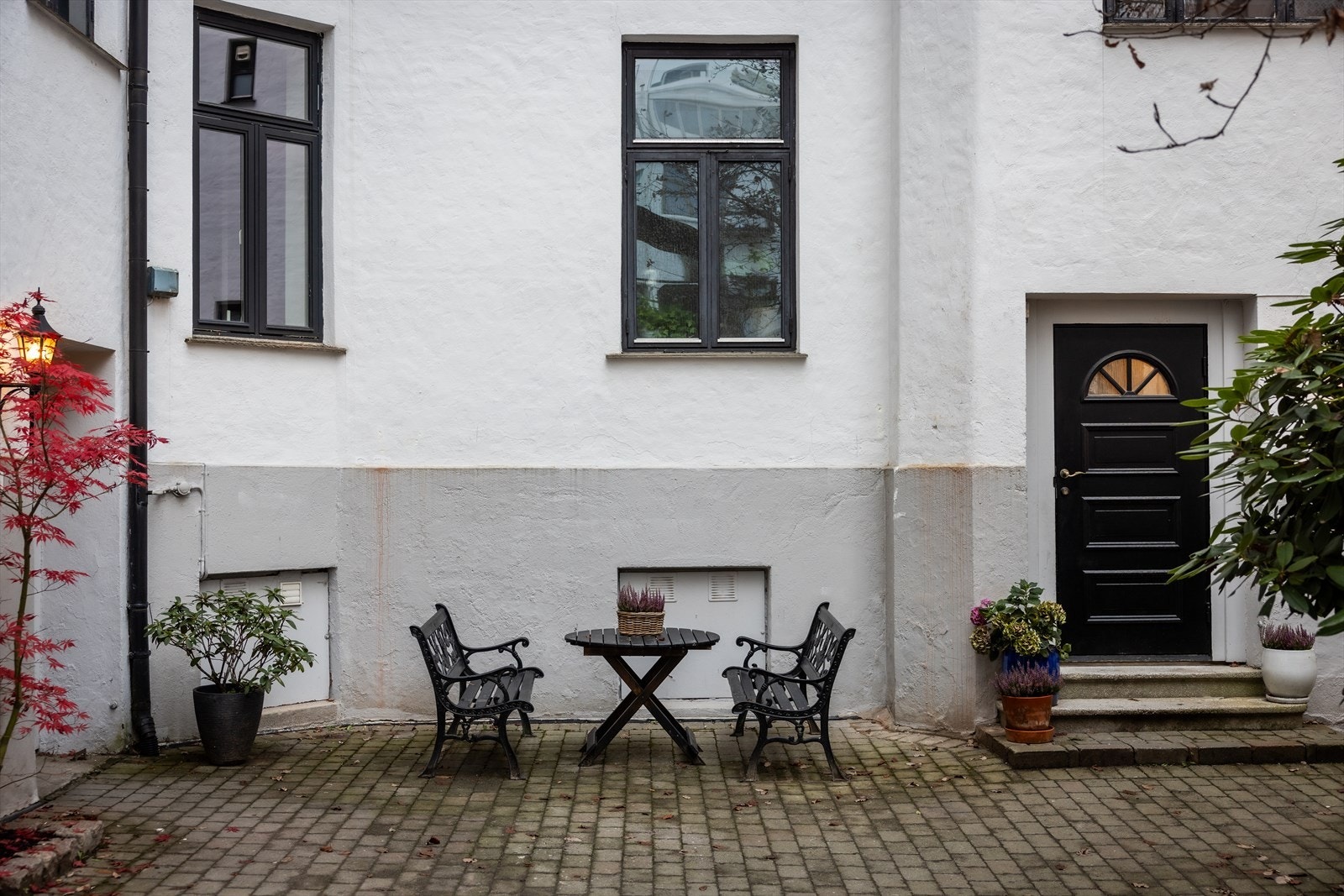 Leiligheten ligger tilbaketrukket mot en lukket og rolig bakgård. Galleribilde