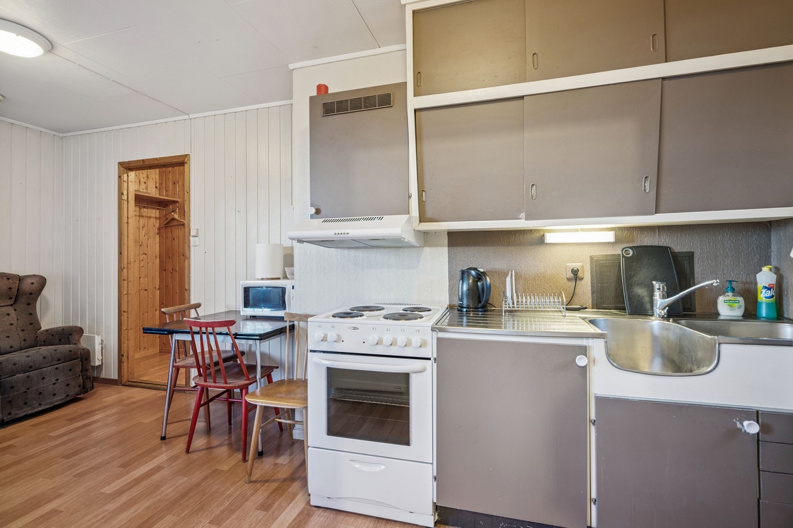 Kjøkken i sokkelleilighet. Galleribilde