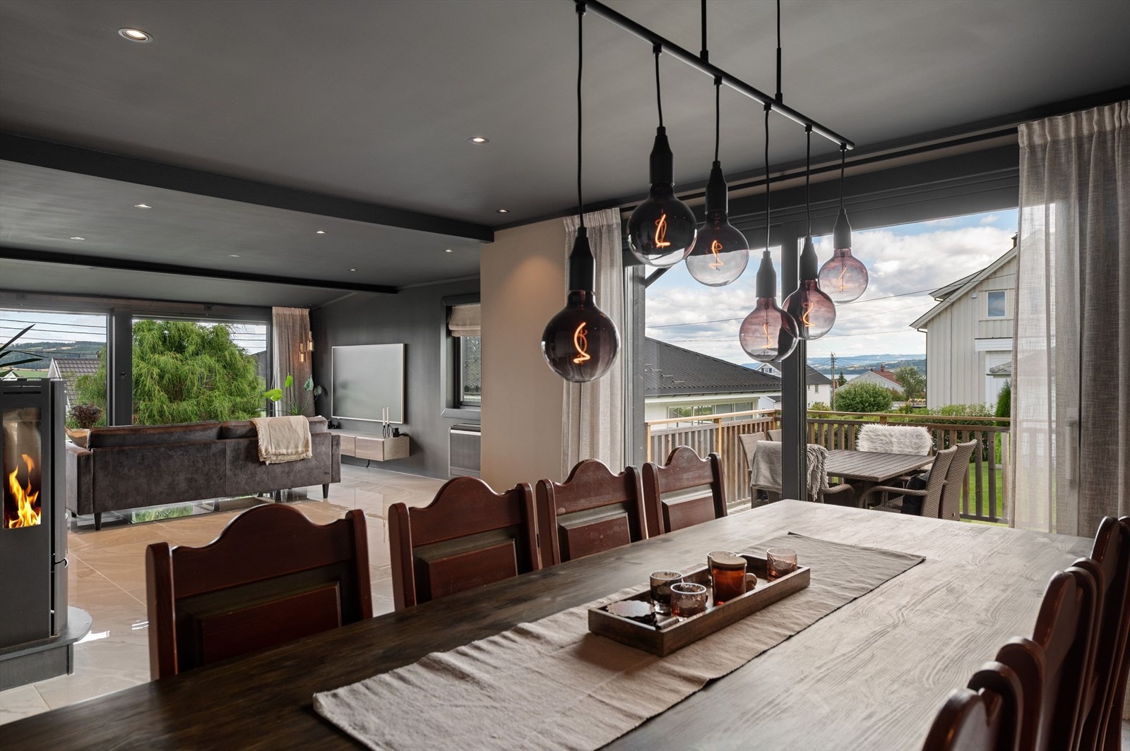 Stor spisestue med adkomst til uteplass Galleribilde