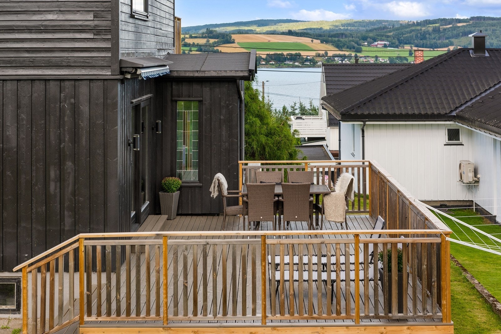 Romslig møbleringsvennlig terrasse med mjøsutsikt Galleribilde