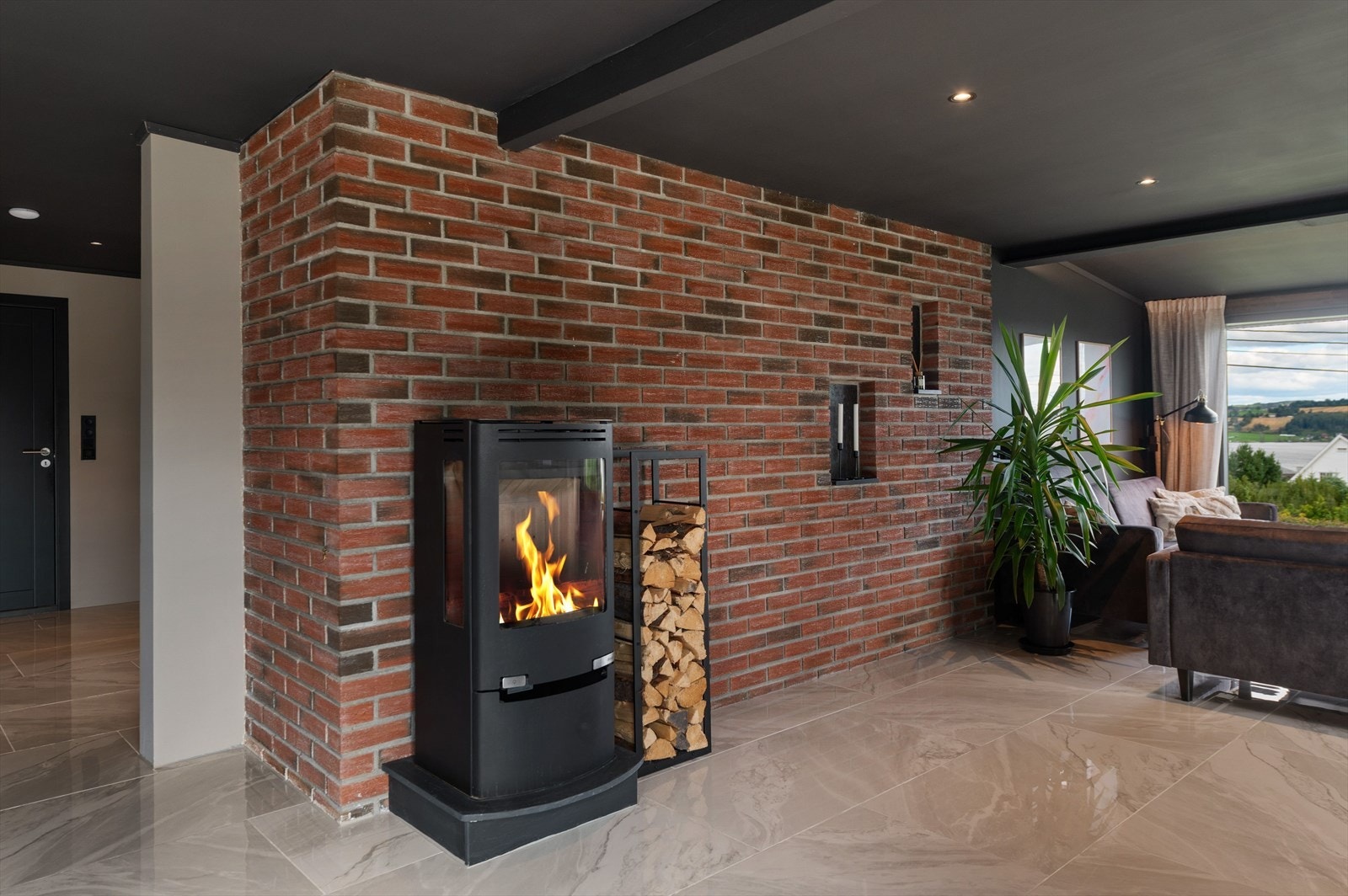 Stue i 1.etasje har peisovn og varmepumpe Galleribilde