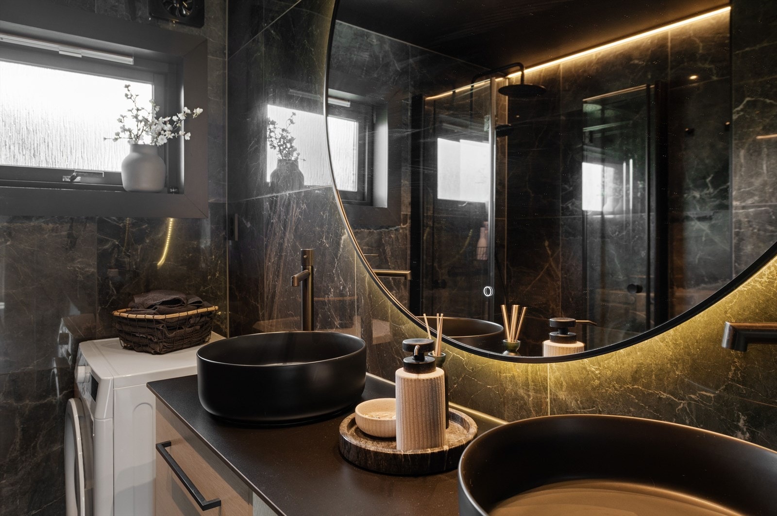 Dobbel servant og stort speil med belysning Galleribilde