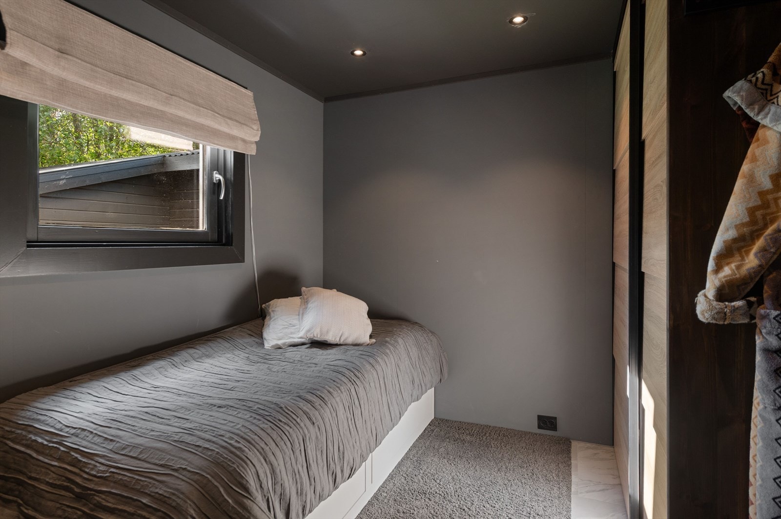 Soverom 2 i 1.etasje, også med garderobeløsning Galleribilde