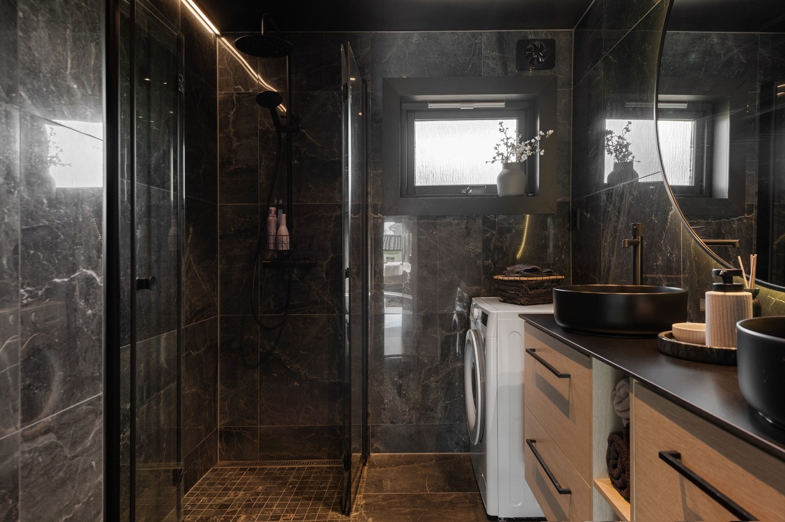 Innbydende og moderne bad i 1.etasje. Opplegg for vaskemaskin. Galleribilde