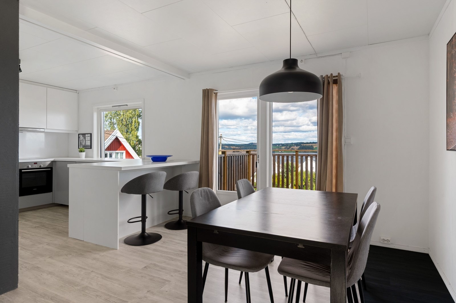 Fra spisestuen er det utgang til romslig balkong med flott utsikt Galleribilde