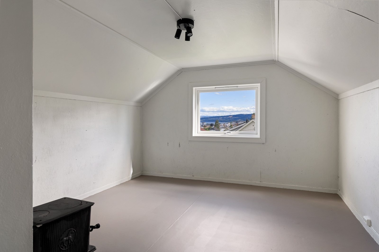 Rom benyttet som soverom på loft Galleribilde