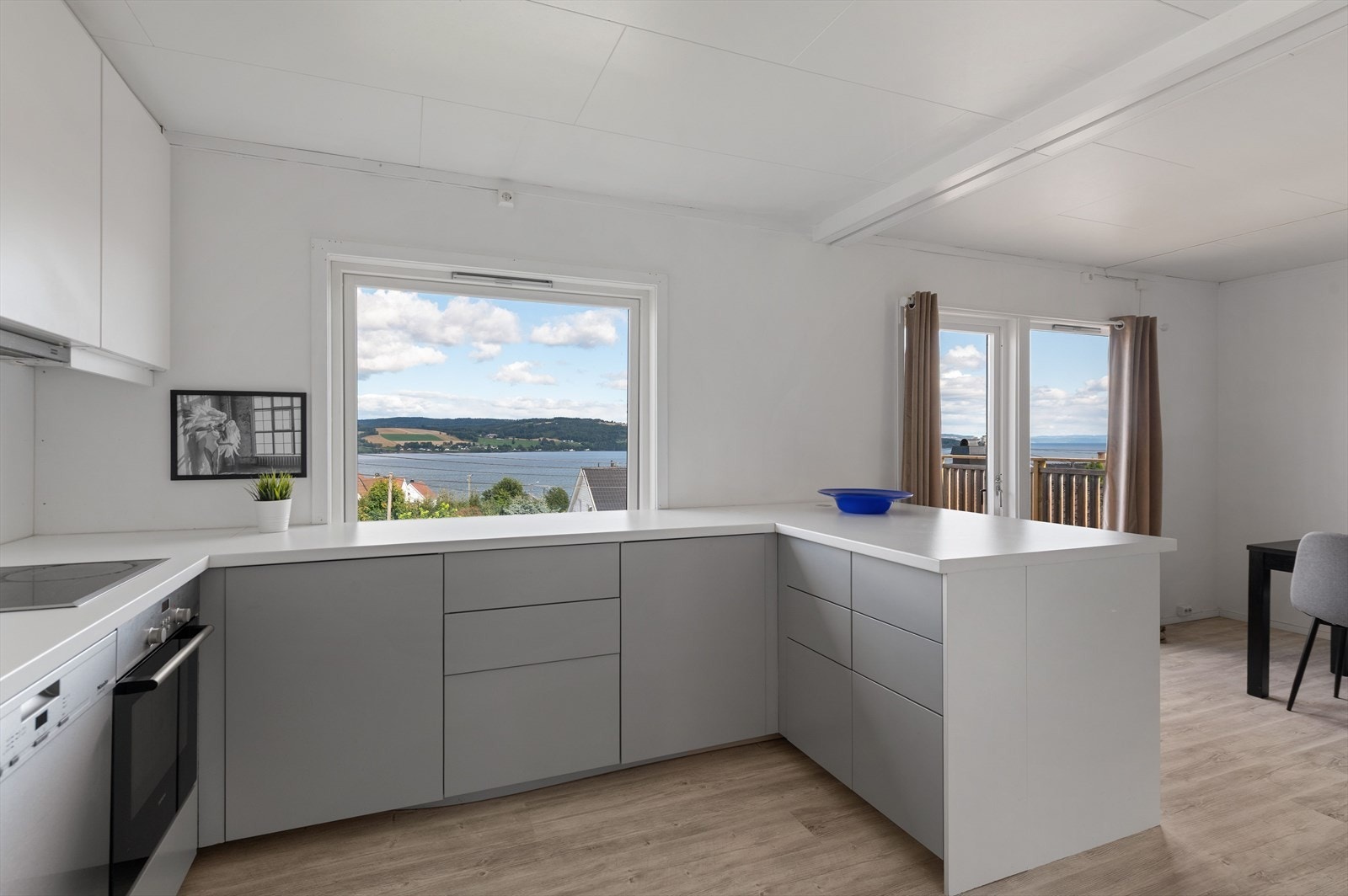 Delikat kjøkken med slette fronter og laminerte skrog Galleribilde