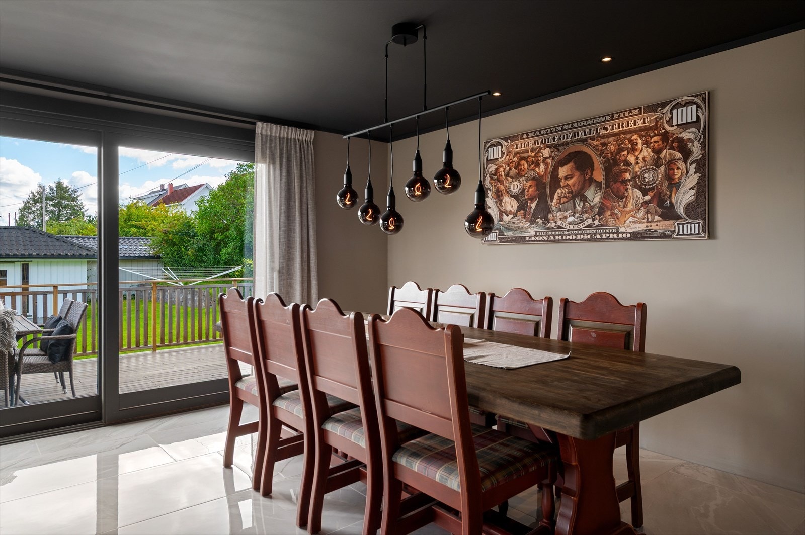 God plass til spisegruppe, utgang til stor solrik terrasse og hage Galleribilde