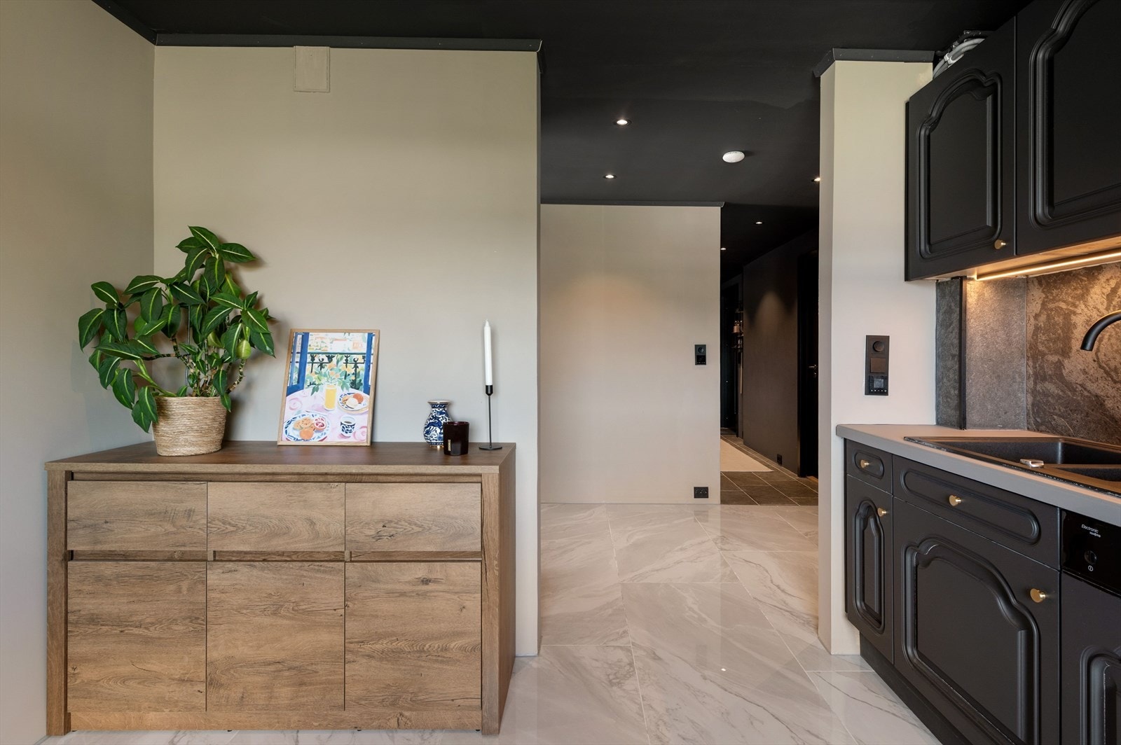 Oppbevaring eller eventuell plass til spiseplass Galleribilde