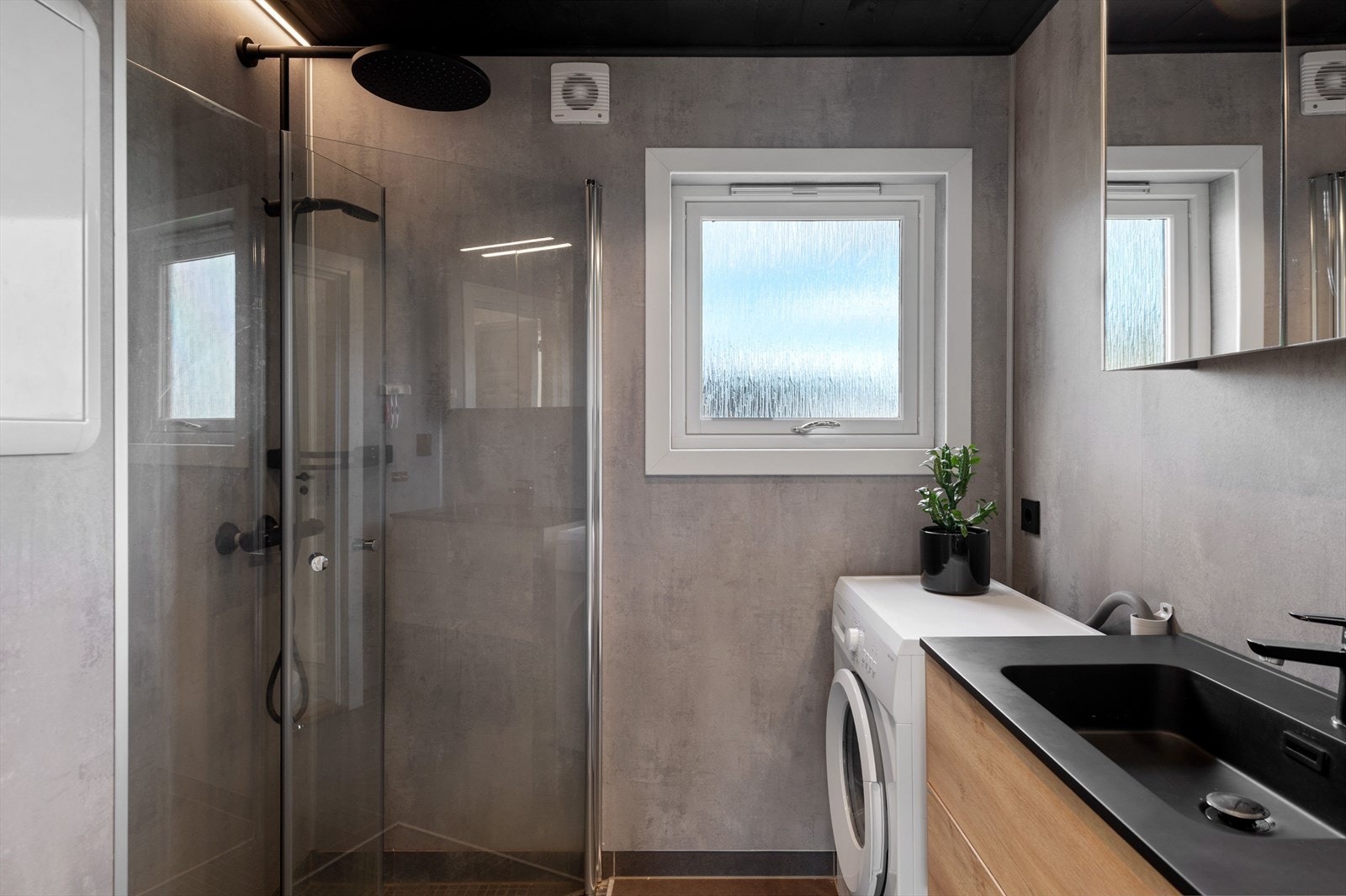 Modernisert bad i 2.etasje med dusj, toalett, innredning med servant og opplegg for vaskemaskin Galleribilde