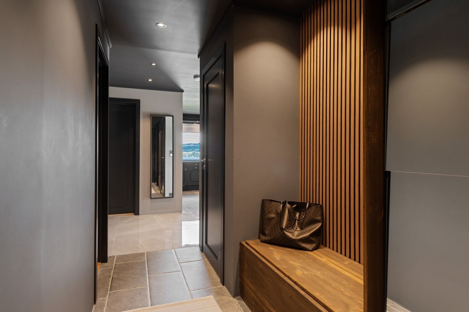 Lun og koselig entré i 1.etasje Galleribilde