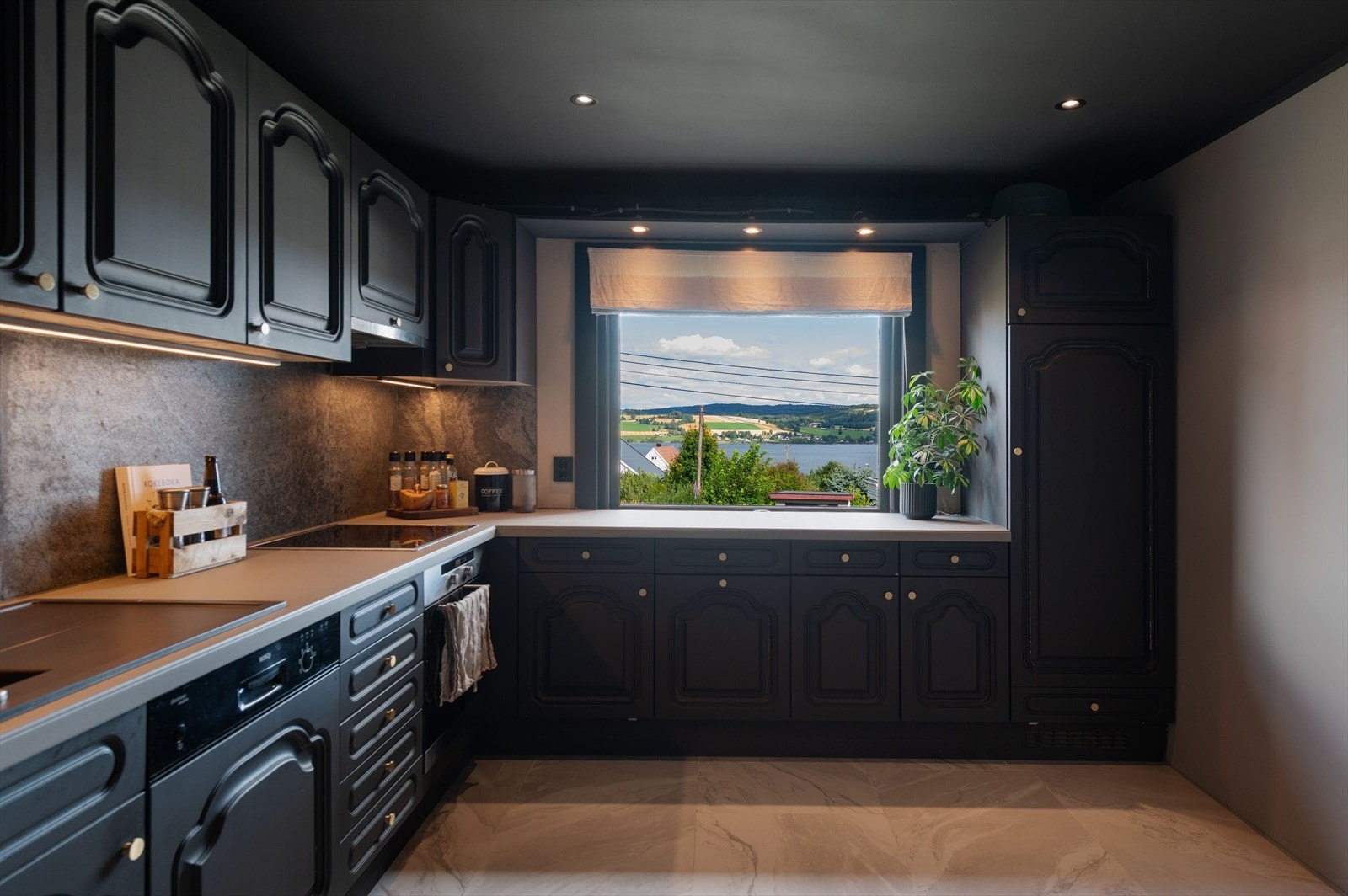 Romslig kjøkken med god skap- og benkeplass Galleribilde