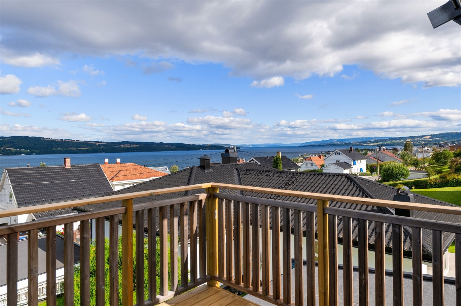 Nydelig utsikt mot byen og over Mjøsa Galleribilde