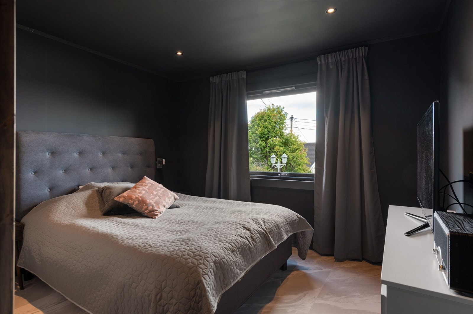 God plass til dobbeltseng og nattbord på hver side Galleribilde