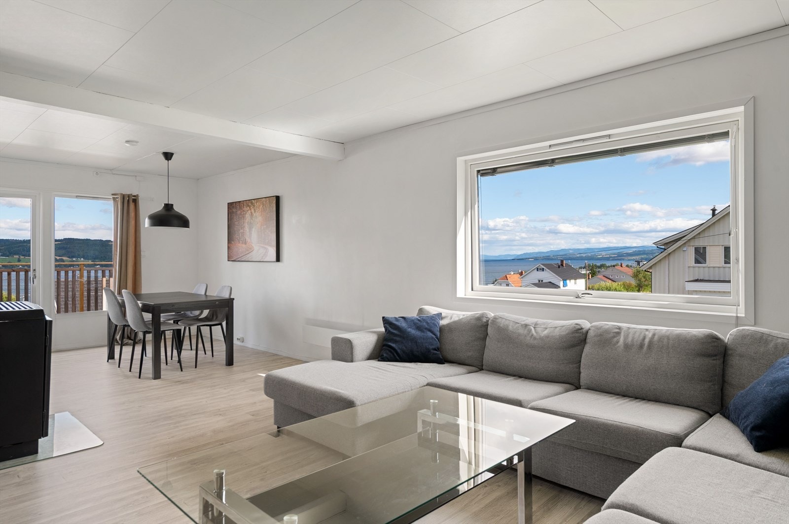 Spisestue og stue med godt gjennomlys Galleribilde