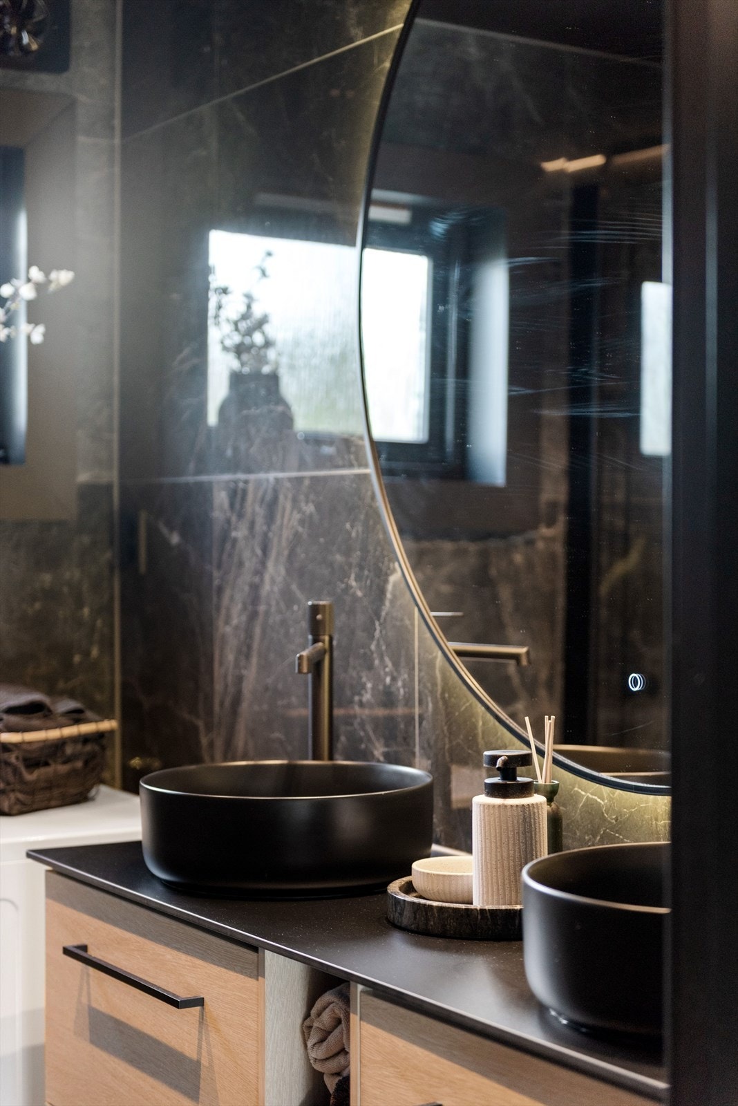 Delikate og smakfulle materialvalg på bad Galleribilde
