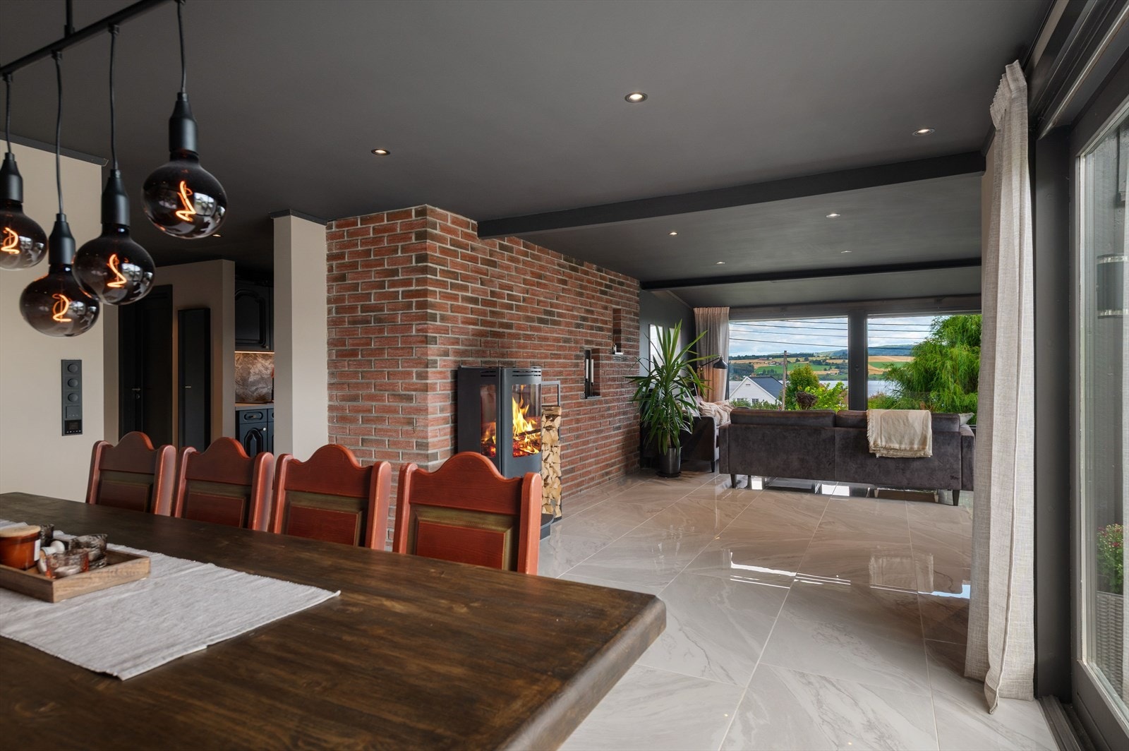 Utstrakt bruk av downlights i himling Galleribilde