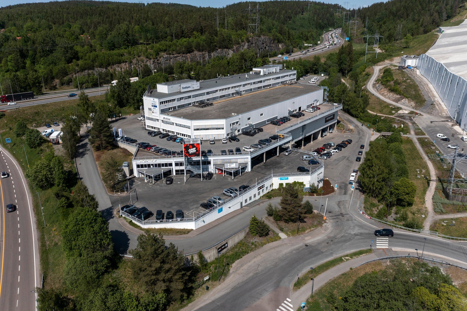 Oversiktsbilde over eiendommen, samt beliggenhet i forhold til Østre Aker vei og E6. Galleribilde