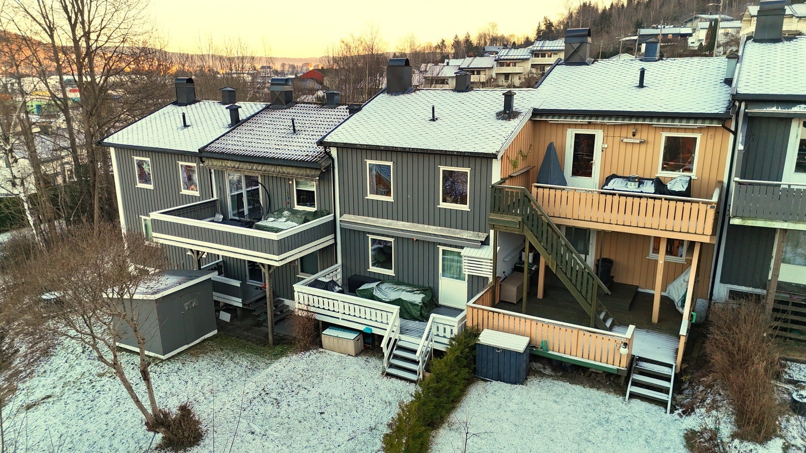 Boligen har flotte uteplasser med blant annet 2 balkonger, terrasse og nydelig hage. Galleribilde