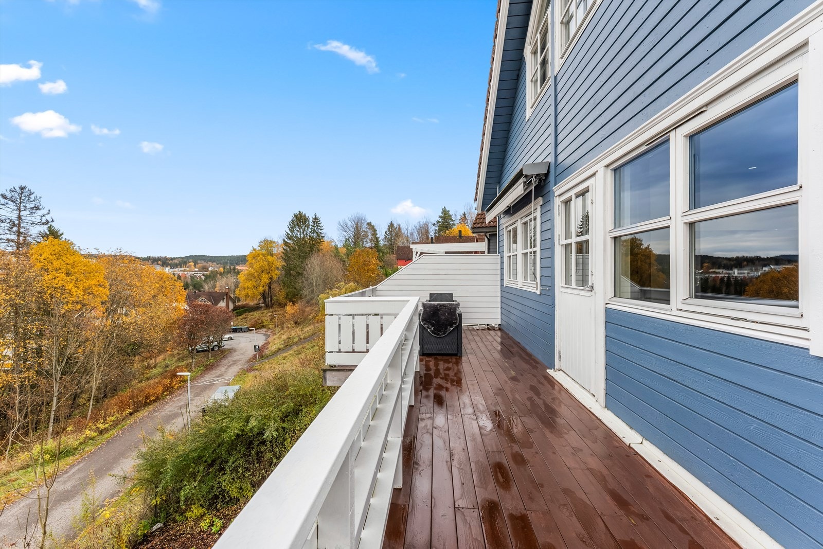 God plass til diverse sittemøblement i ly av markise. Galleribilde