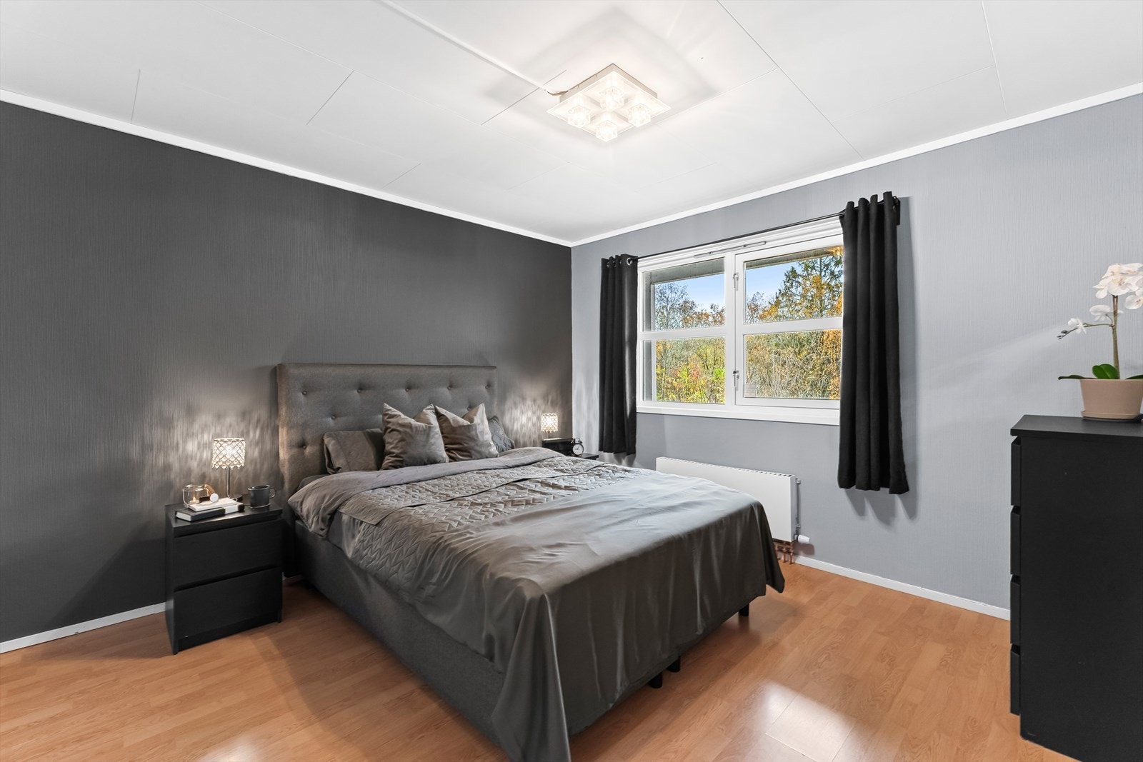 Boligens hovedsoverom er meget romslig, har god plass til stor seng, oppbevaringsmøblement, samt oppvarming fra fjernvarme i radiator. Galleribilde