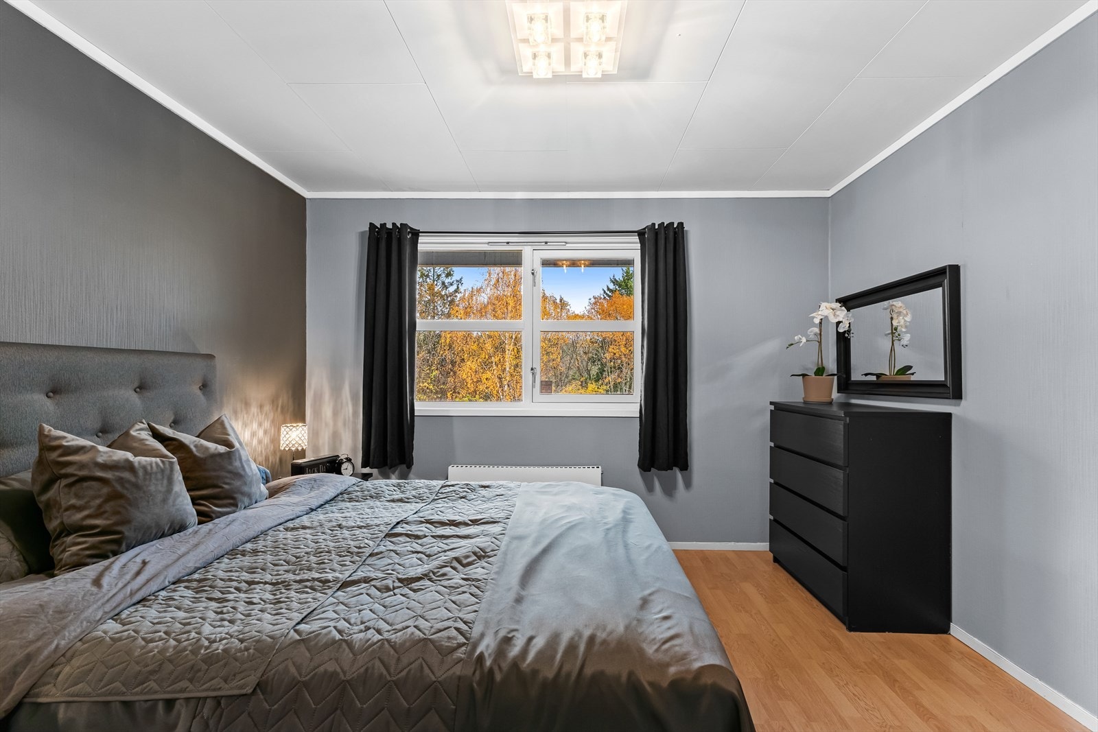 Rommet ligger vendt mot rolige omgivelser, uten innsyn, og har separat garderobe for mer oppbevaring. Galleribilde