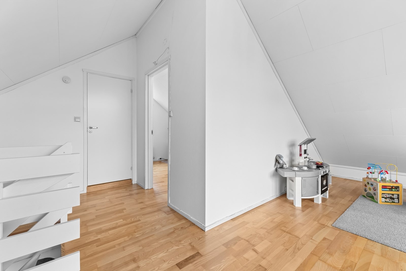 Boligen har praktisk utforming med Bad/WC i alle etasjer. Ovenetasjen er perfekt til loftstue eller etablering av et soverom til ved behov. Galleribilde