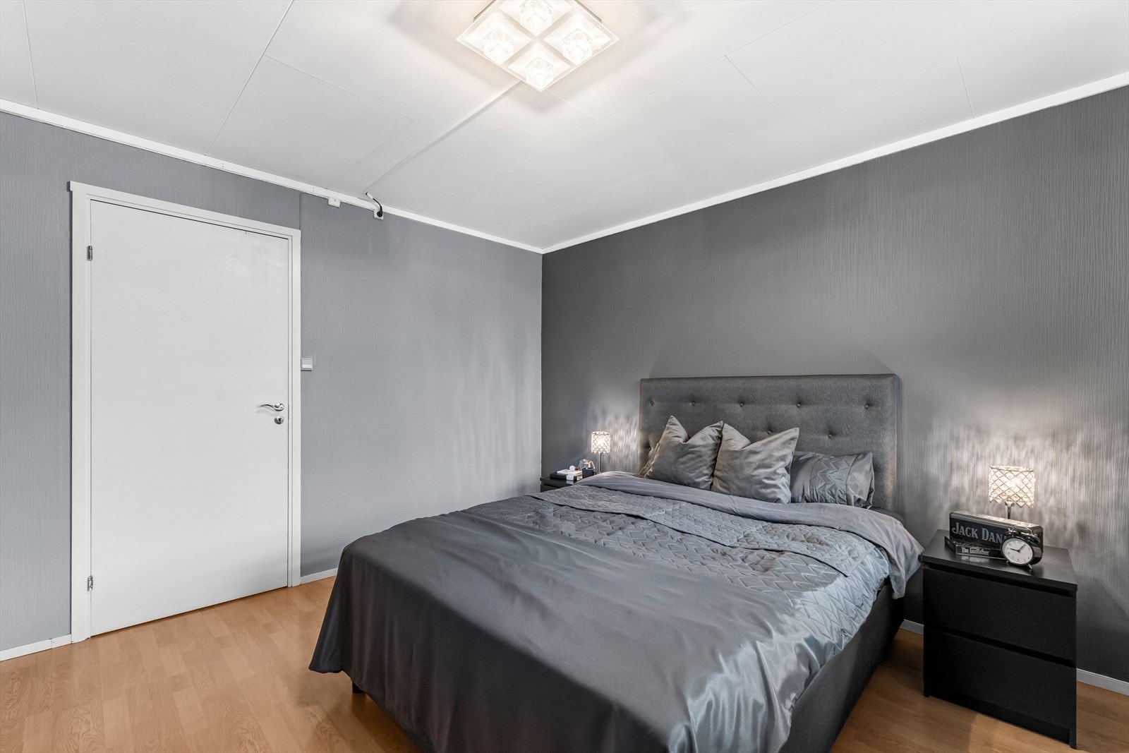 Rommet ligger vendt mot rolige omgivelser, uten innsyn, og har separat garderobe for mer oppbevaring. Galleribilde