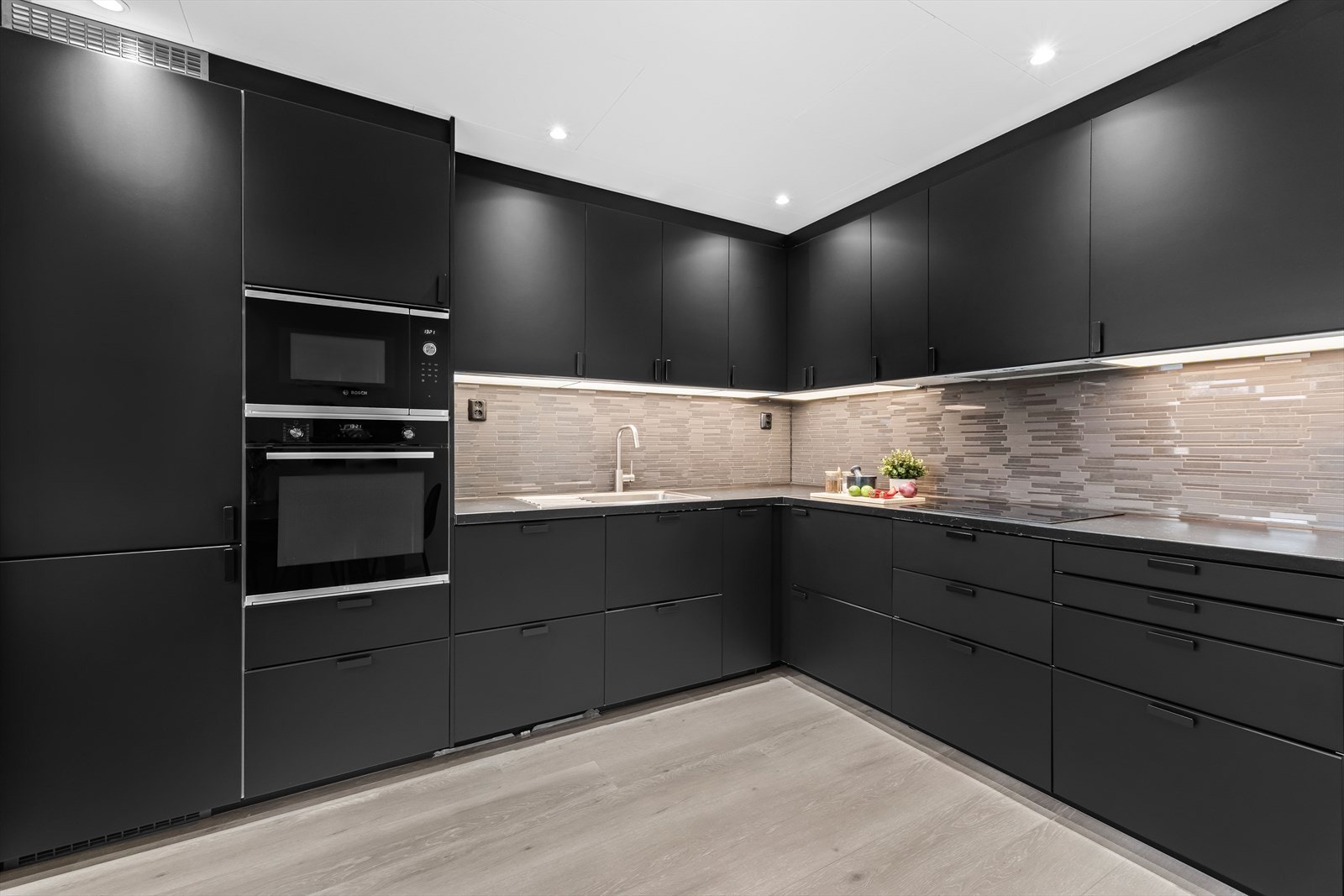 Kjøkkenet har induksjonsplatetopp, stekeovn, mikrobølgeovn, oppvaskmaskin (med avstengningsventil) og et kombi kjøl/fryseskap. Galleribilde